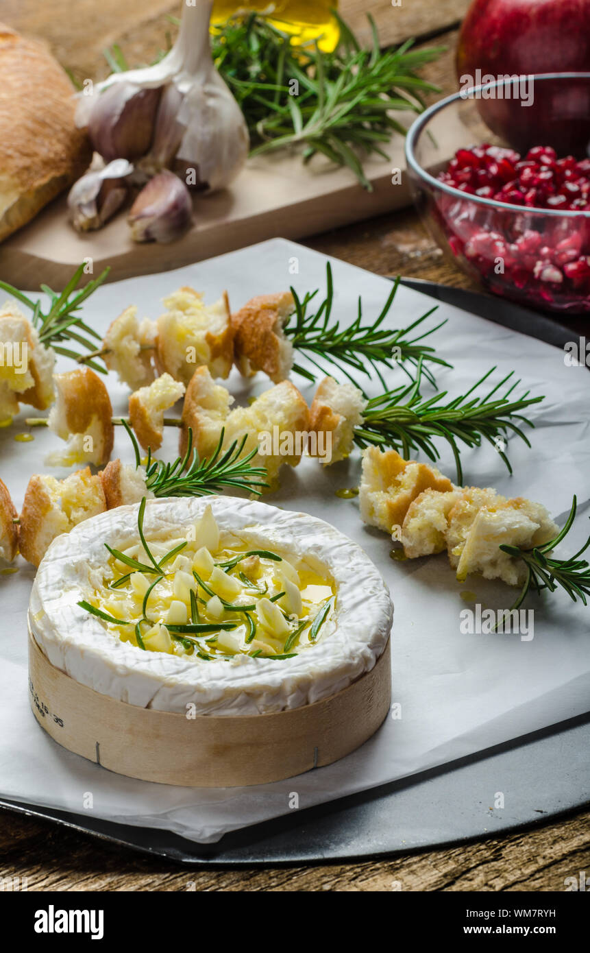 Vorbereitungen für gebackene Camembert mit Knoblauch & Rosmarin, mit Toast auf Rosmarin Stiel, frische Granatapfel, just DIP IN gebacken! Stockfoto