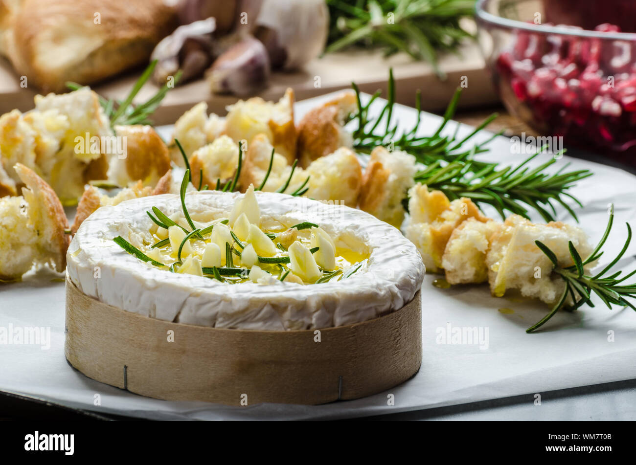 Vorbereitungen für gebackene Camembert mit Knoblauch & Rosmarin, mit Toast auf Rosmarin Stiel, frische Granatapfel, just DIP IN gebacken! Stockfoto