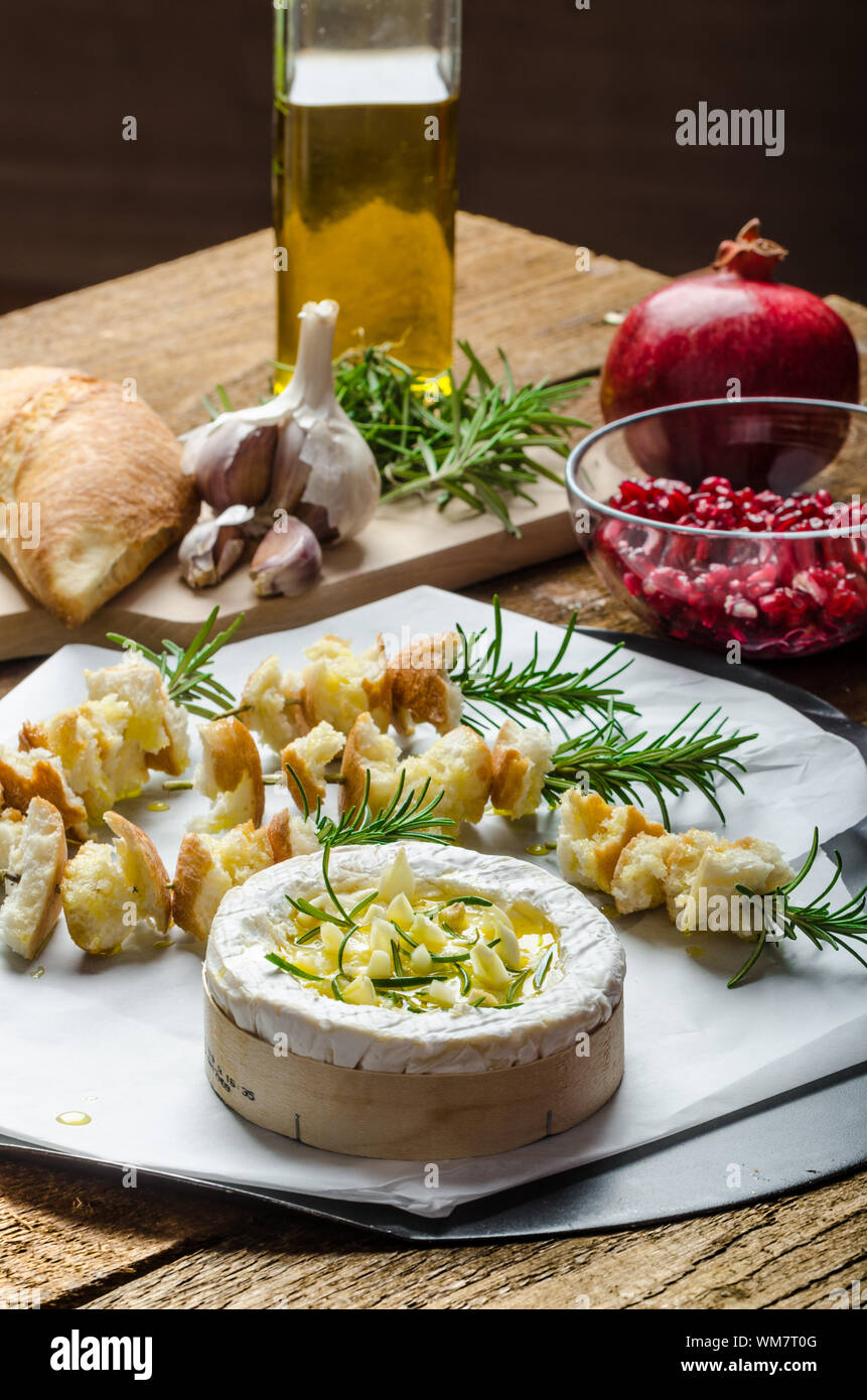 Vorbereitungen für gebackene Camembert mit Knoblauch & Rosmarin, mit Toast auf Rosmarin Stiel, frische Granatapfel, just DIP IN gebacken! Stockfoto