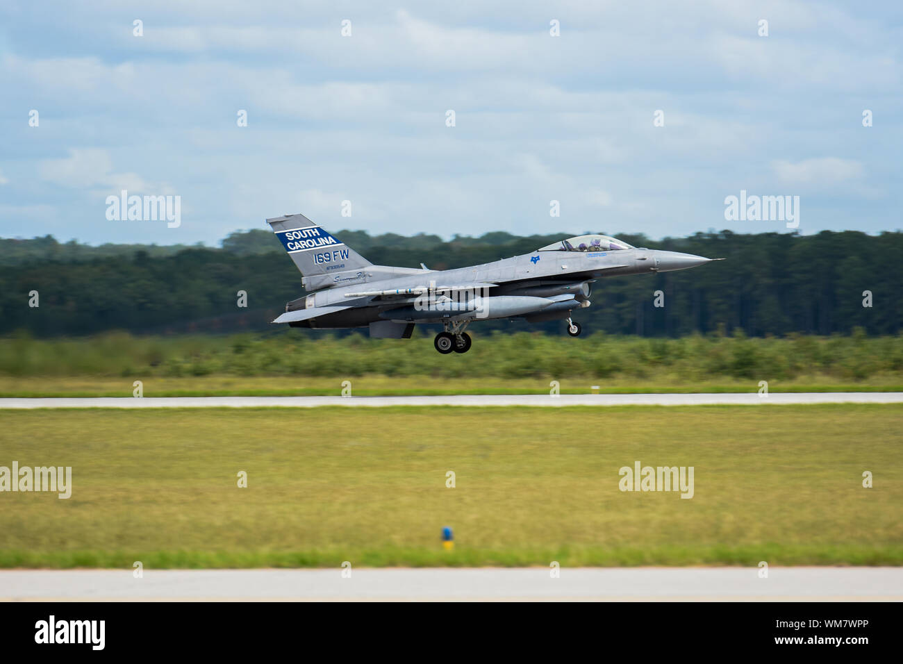 Us Air Force Piloten mit der 157 Fighter Squadron bei McEntire Joint National Guard Base, starten F-16 Fighting Falcon Jets in der Vorbereitung für mögliche Schäden durch den Hurrikan Dorian, September 4, 2019 verursacht. Das South Carolina Air National Guard ist evakuieren die meisten seiner F-16 Fighter Jet Flotte zu Naval Air Station Fort Worth, Texas. (U.S. Air National Guard Foto von Master Sgt. Caycee Watson, 169th Fighter Wing Public Affairs) Stockfoto