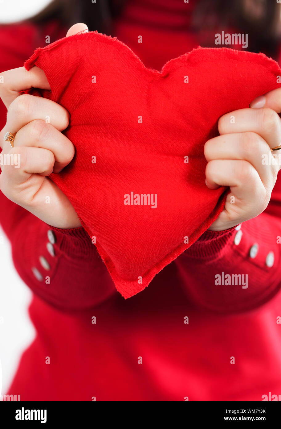 Rotes Herz in den Händen - St. Valentin Konzept Stockfoto