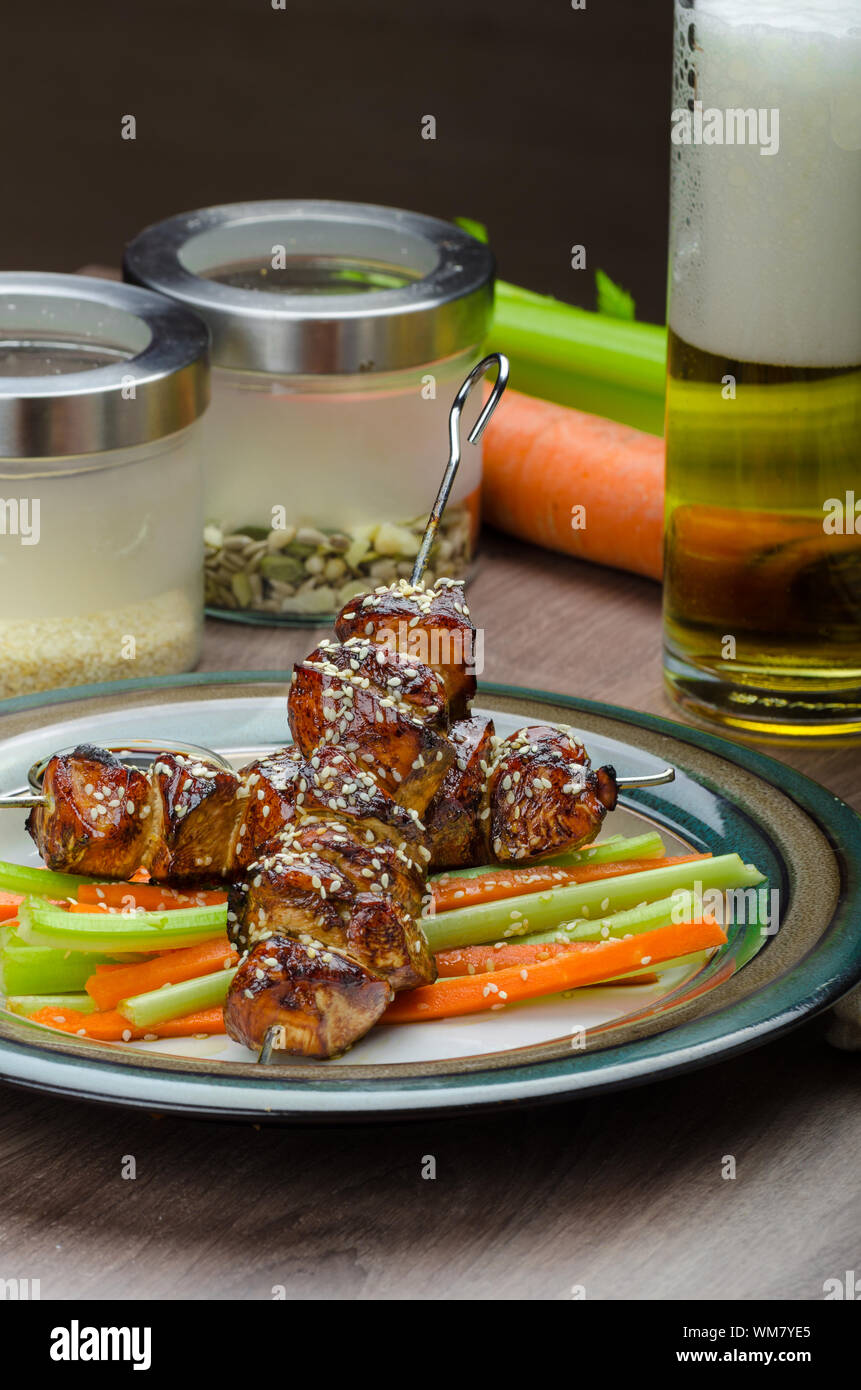 Klebrige Teriyaki-Hähnchen-Spieße mit knackigen Krautsalat - bestreut ...