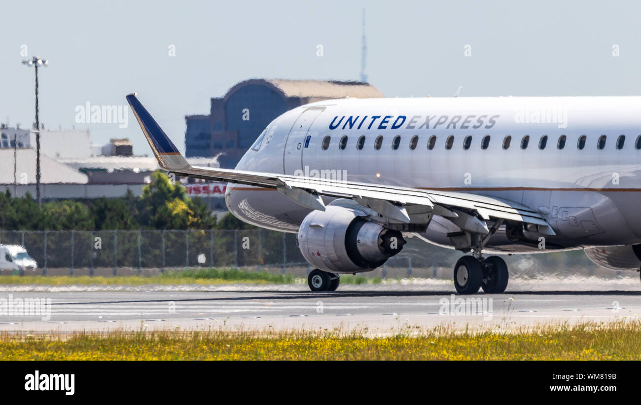 United Airlines Express Embraer 170 auf der Landebahn am Toronto Pearson Intl. Flughafen: Stockfoto