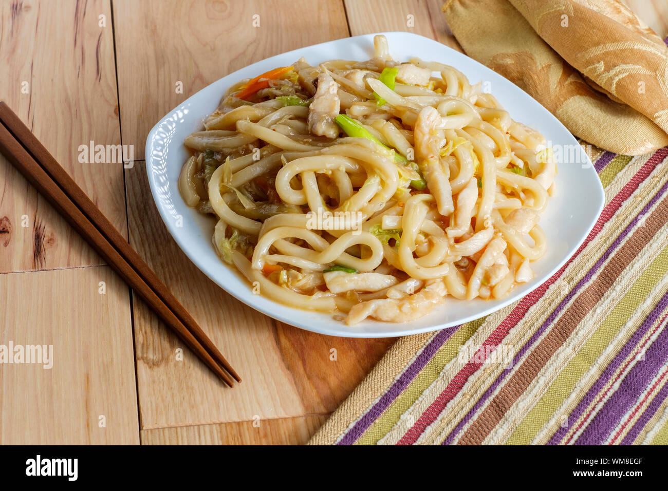 Gebratene Japanische Udon Nudeln In Knoblauch Sauce Mit Huhn Stockfotografie Alamy