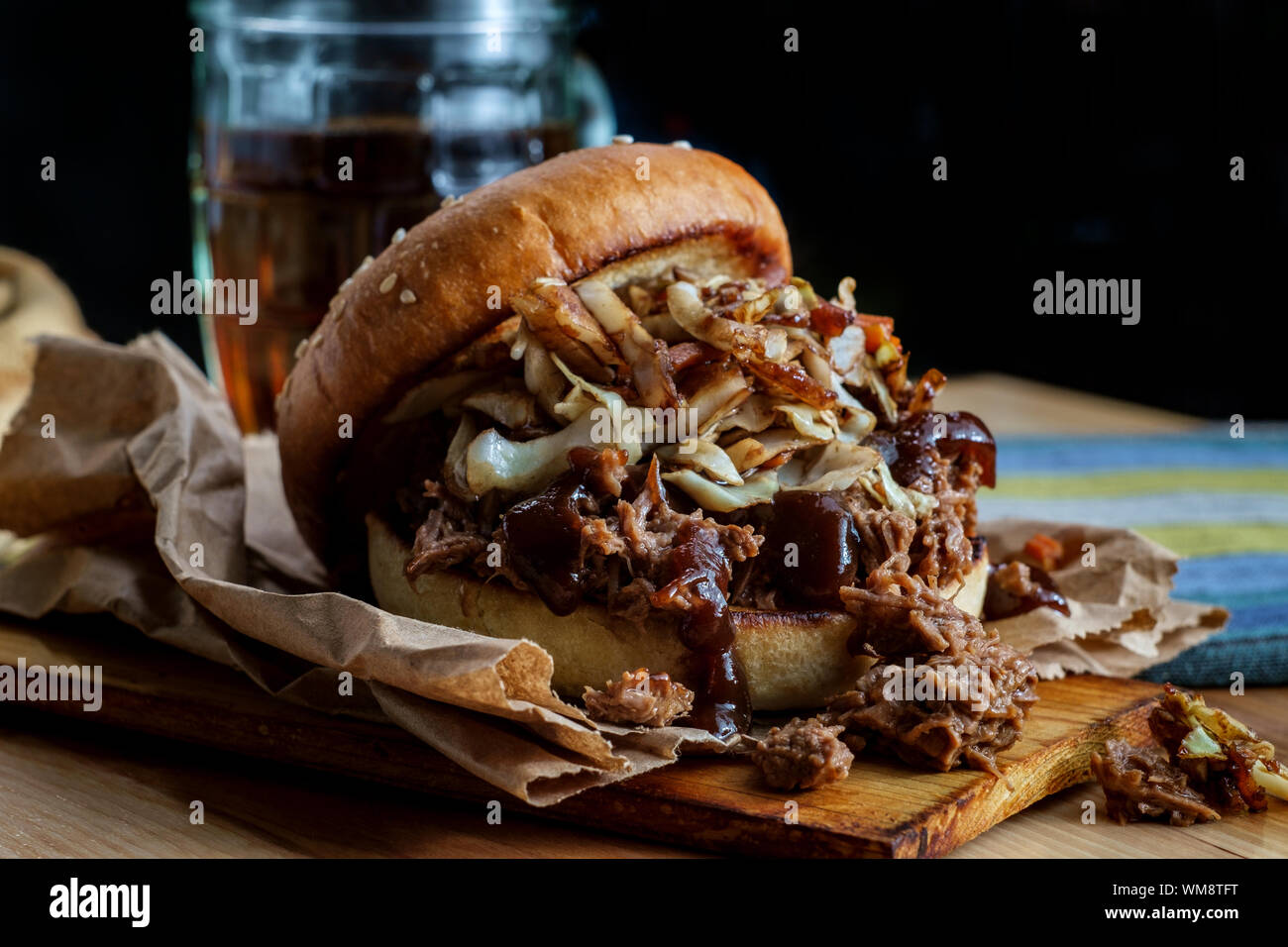 Südamerikanische Küche zog Schweinefleisch burger Sandwich gekrönt mit cole slaw Stockfoto