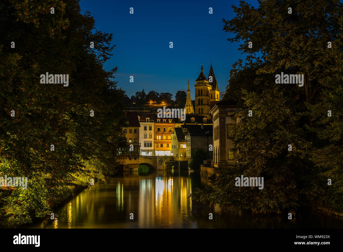 Deutschland, schönen alten beleuchteten Häuser der mittelalterlichen Altstadt von Esslingen am Neckar in Wasser bei Nacht reflektieren mit Sternenhimmel in Summe Stockfoto