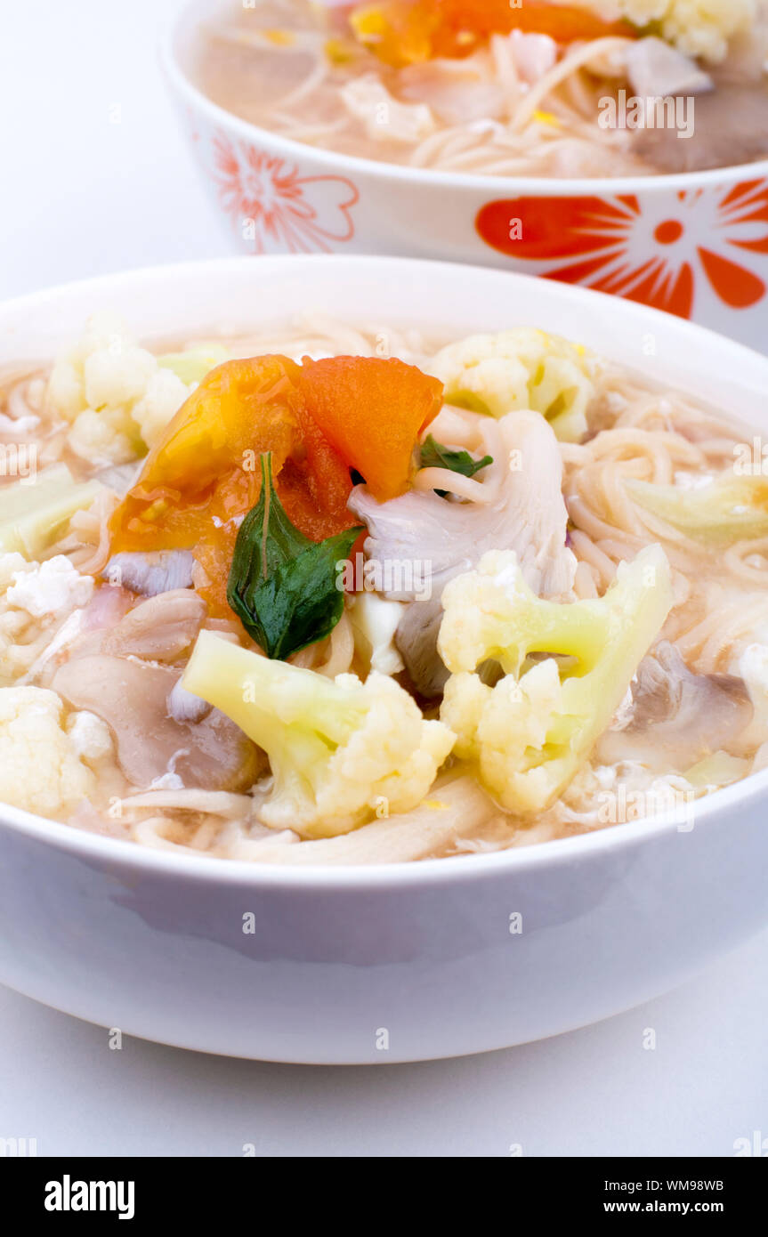 Asiatische vegetarische Suppennudeln isoliert auf weiss. Stockfoto
