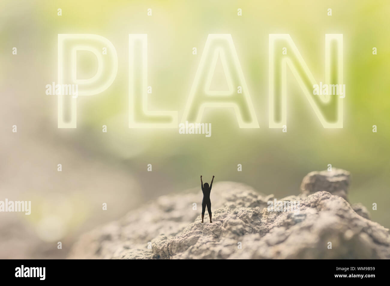Konzept der Plan mit einer Person, die in der Outdoor- und suchen den Text über den Himmel in der Natur Hintergrund. Stockfoto