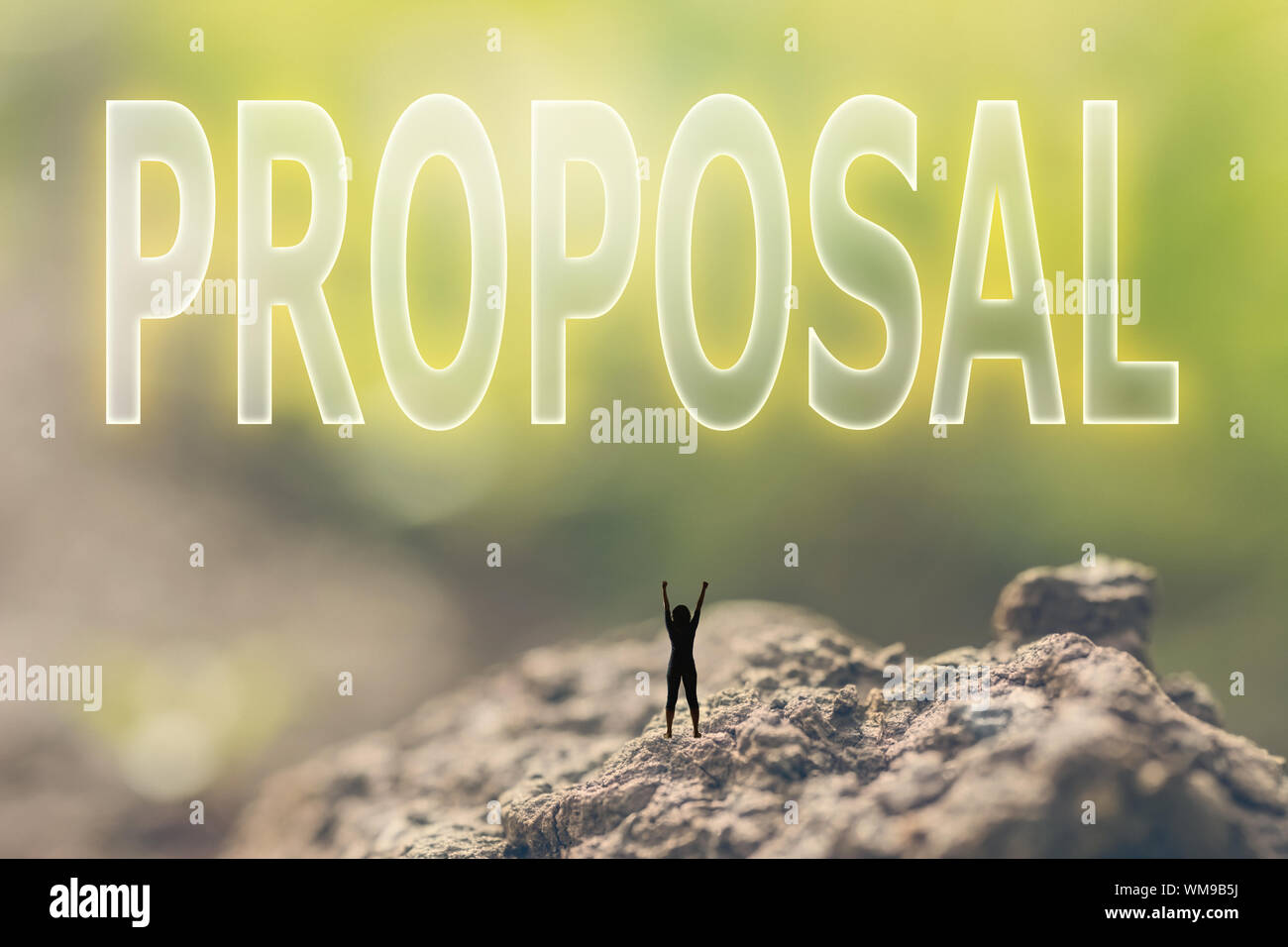 Konzept der Plan mit einer Person, die in der Outdoor- und suchen den Text über den Himmel in der Natur Hintergrund. Stockfoto
