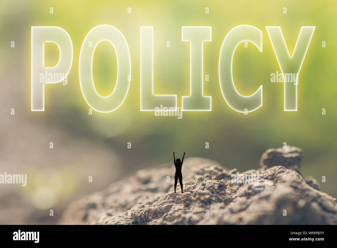 Konzept der Plan mit einer Person, die in der Outdoor- und suchen den Text über den Himmel in der Natur Hintergrund. Stockfoto