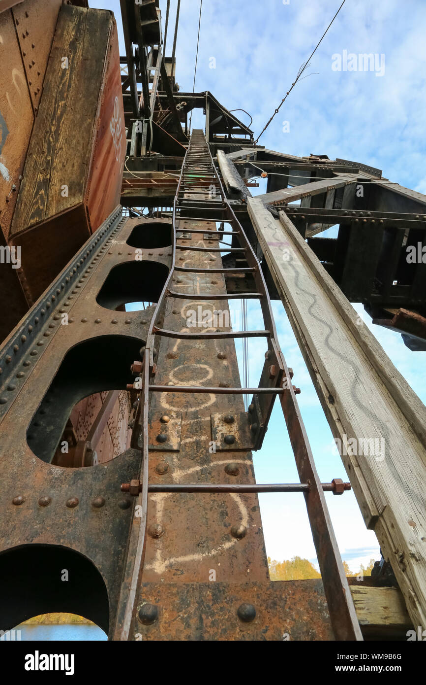 In der Nähe der Überreste der historischen Gold Dredge Nr. 3 im Herbst, Steese Highway, Alaska Stockfoto