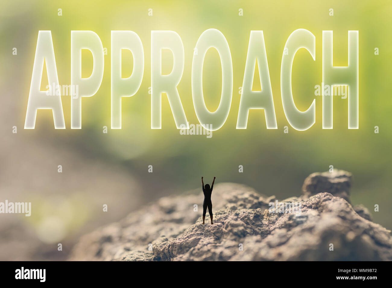 Konzept der Plan mit einer Person, die in der Outdoor- und suchen den Text über den Himmel in der Natur Hintergrund. Stockfoto