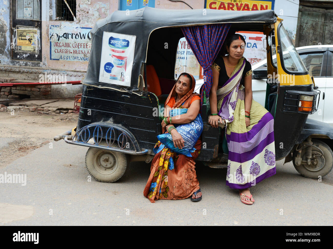 Indische Frauen sitzen auf eine Auto-rikscha. Stockfoto