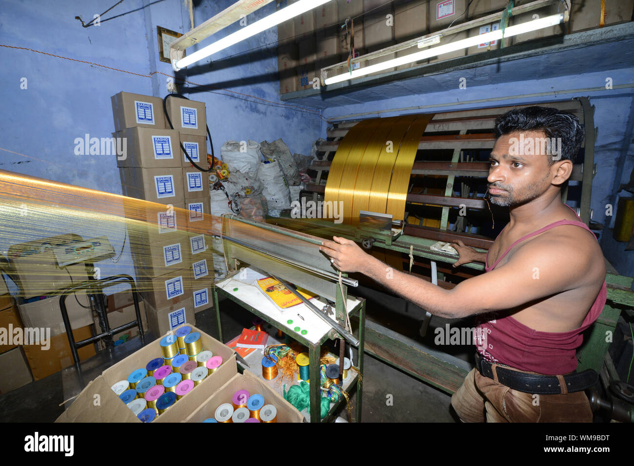 Maschine Weben in einer kleinen Fabrik in Varanasi, Indien. Stockfoto