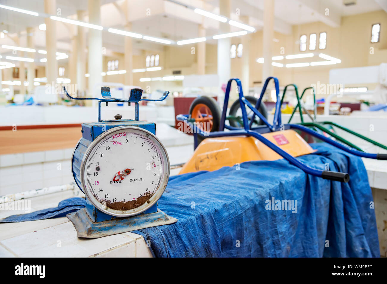 Rostige Skala und Schubkarre in der Markthalle von Nizwa, Oman Stockfoto