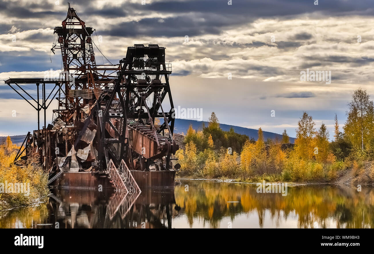 Reste der historischen Gold Dredge Nr. 3 im Herbst, Steese Highway, Alaska Stockfoto