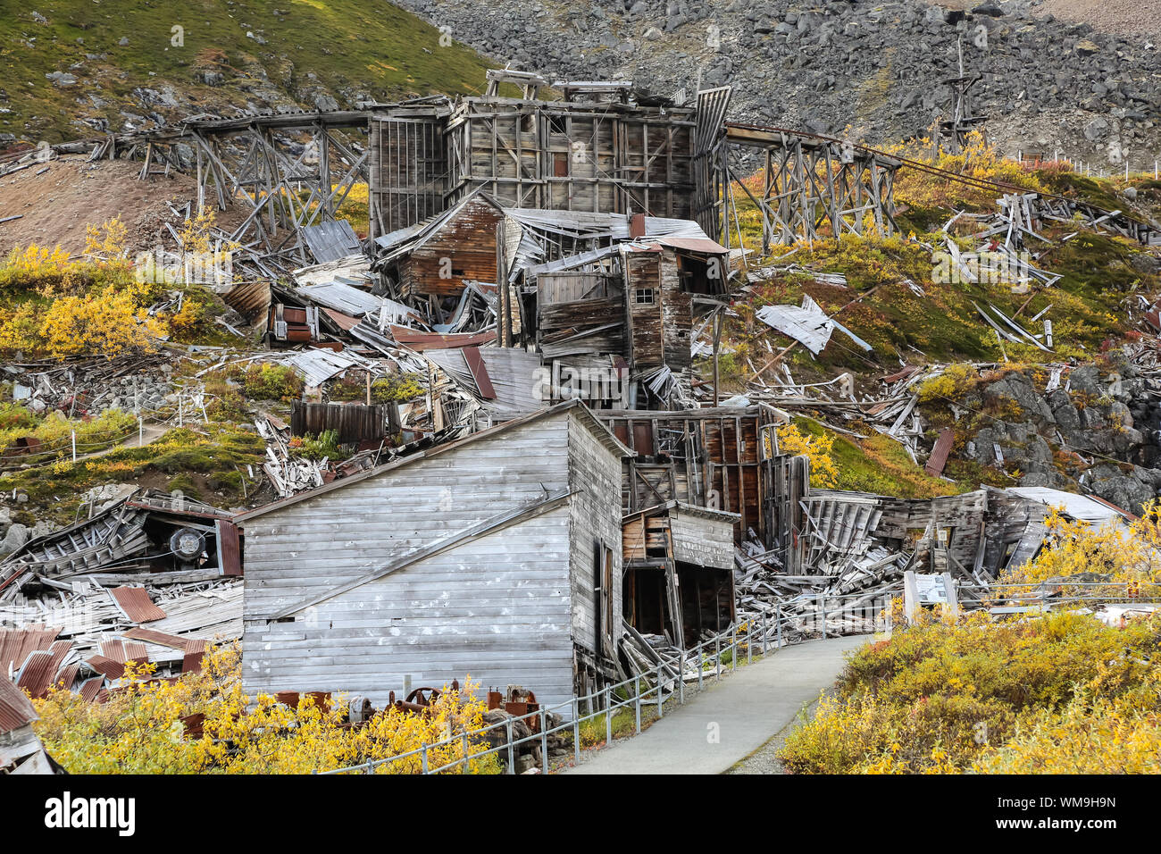 Verfallene Mühle Komplex im Herbst Landschaft, historische Unabhängigkeit Mine, Hatcher Pass, Alaska Stockfoto
