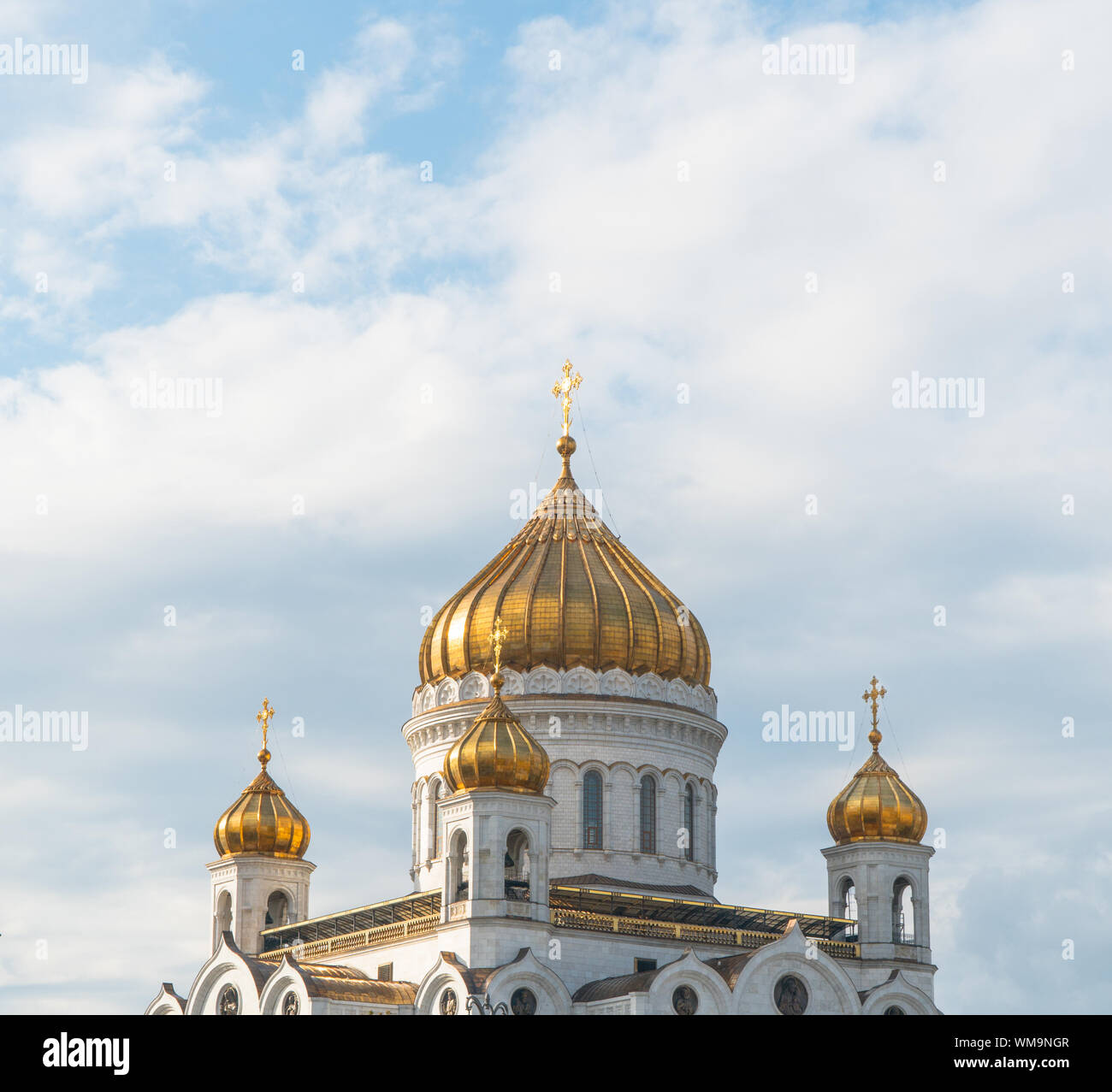 Goldenen Kuppeln der Kirche mit Kreuzen gegen den Himmel Stockfoto