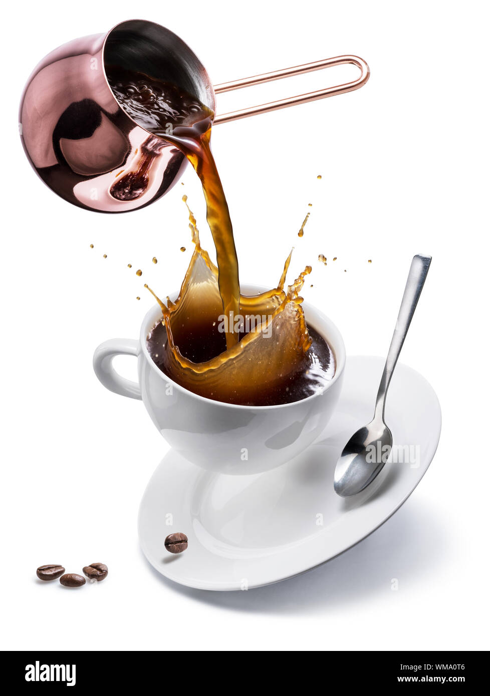 Kaffee Zubereitung. Konzeptionelle Foto - Gießen Kaffee aus Kupfer Topf in eine Schale. Stockfoto