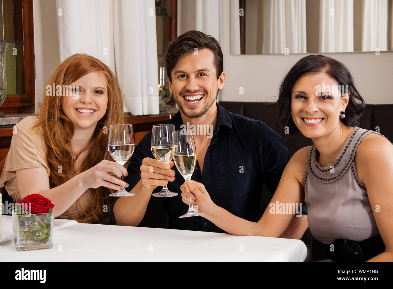 Lächelnd glückliche Menschen Freunde im Restaurant Stockfoto