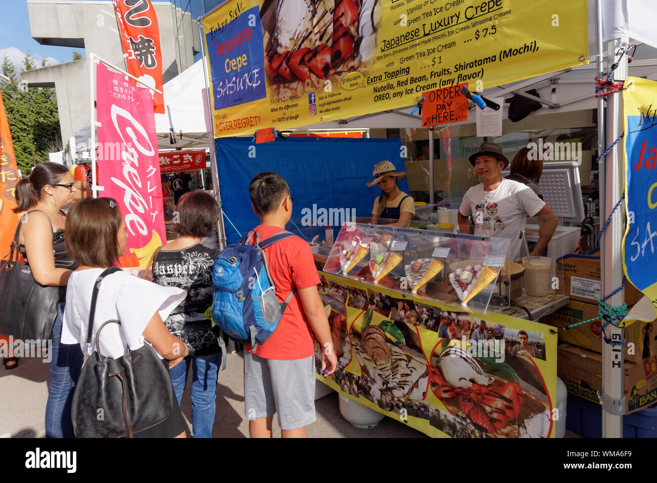 Menschen kaufen japanische Crepes zu einem Essen im 2019 Nikkei Matsuri Festival ausgeht, Nikkei Kulturzentrum, Vancouver, Vancouver, BC, Kanada Stockfoto