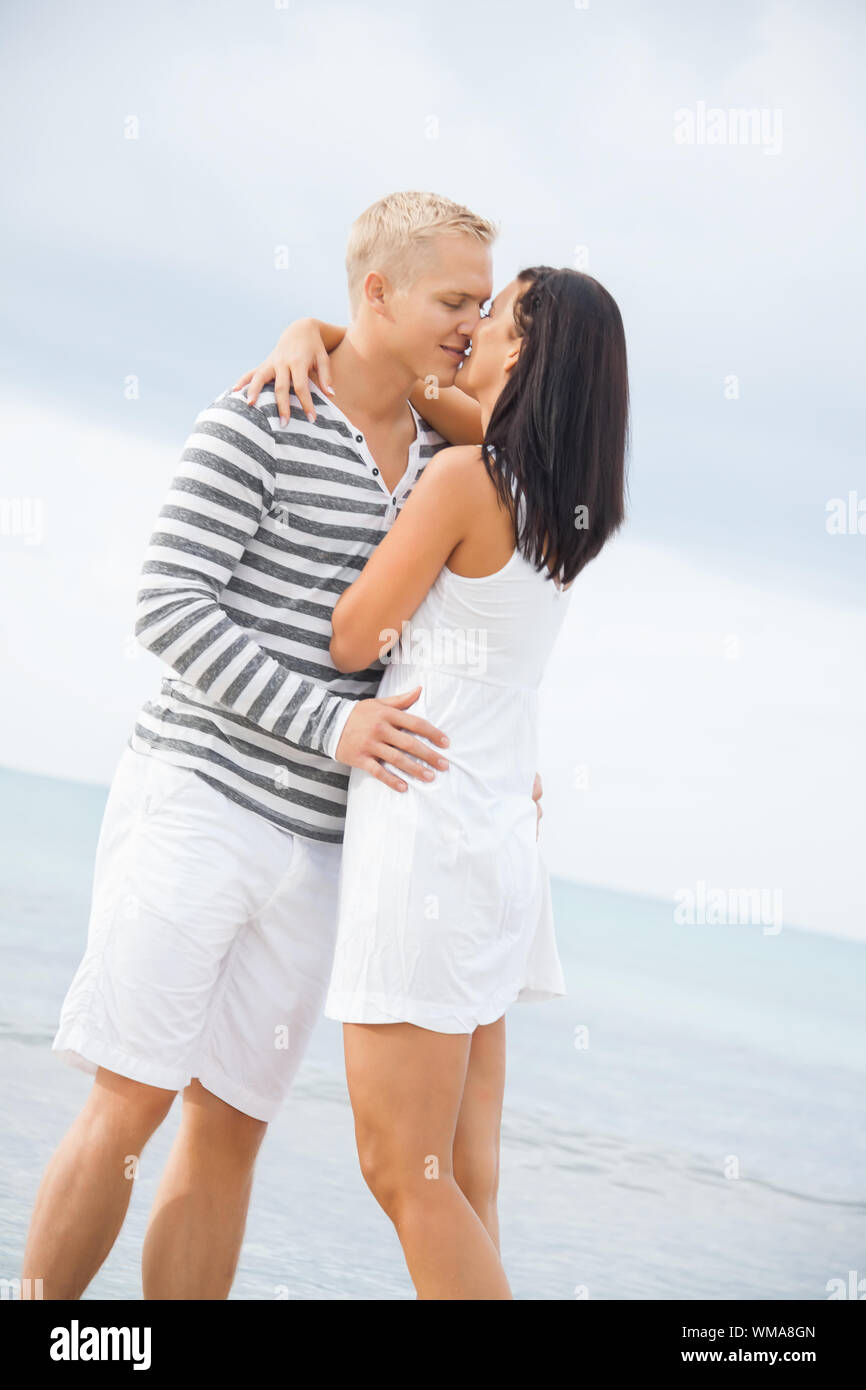 Paar Hände halten beim Spaziergang am Strand Stockfoto