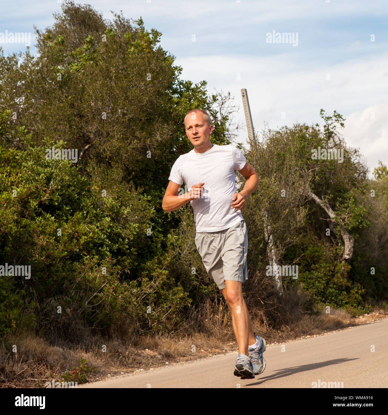 sportlicher Mann Läufer Joggen in der Natur im freien Stockfoto