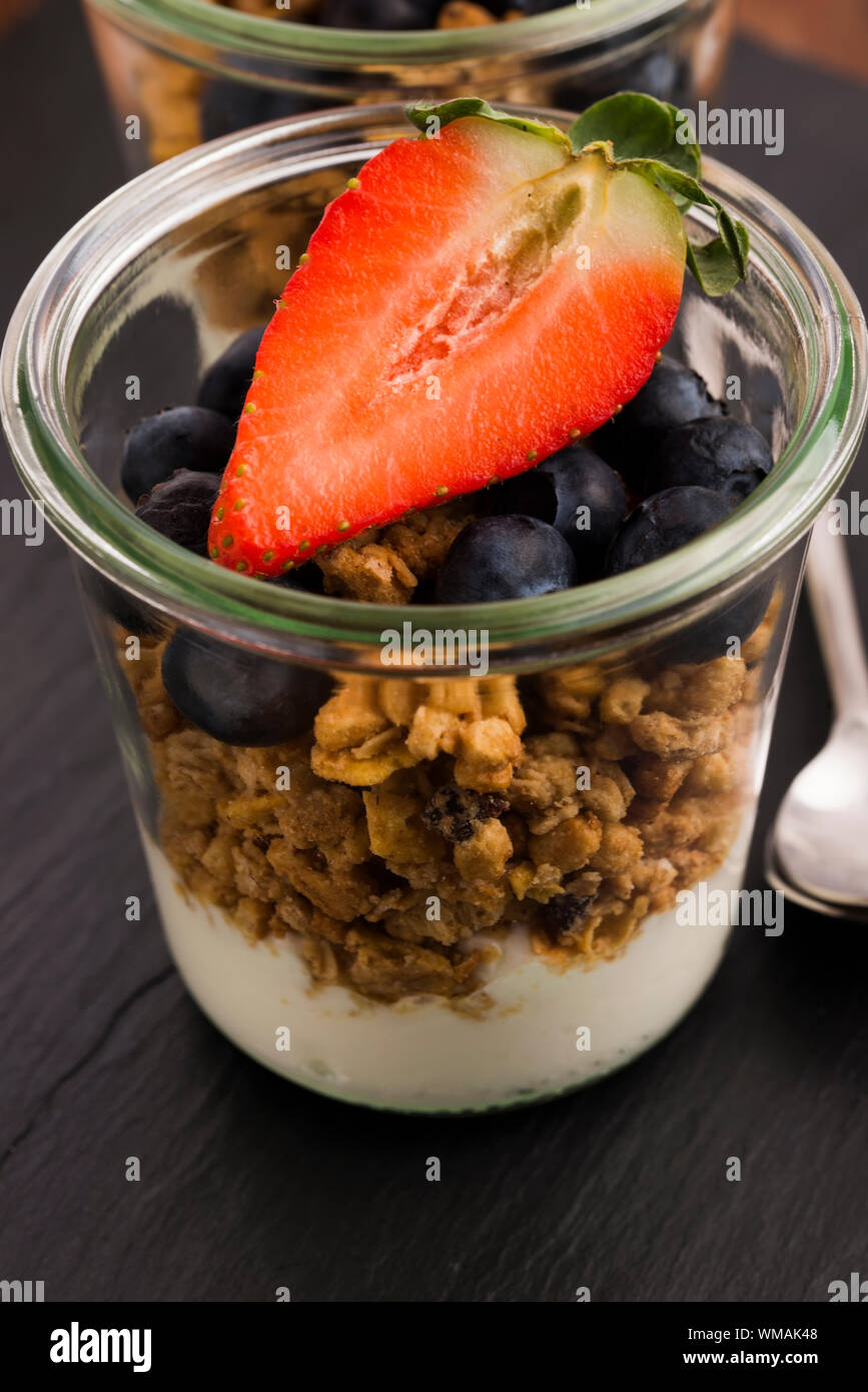 Müsli und Joghurt mit frischen Beeren Stockfoto