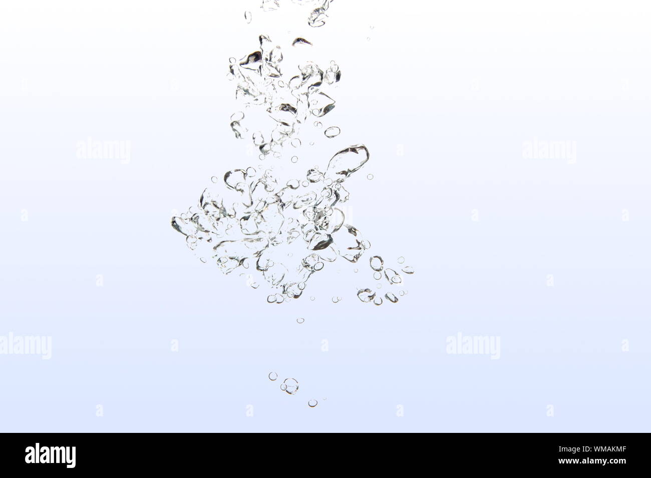 Luftblasen in Wasser auf weißem Hintergrund Stockfoto