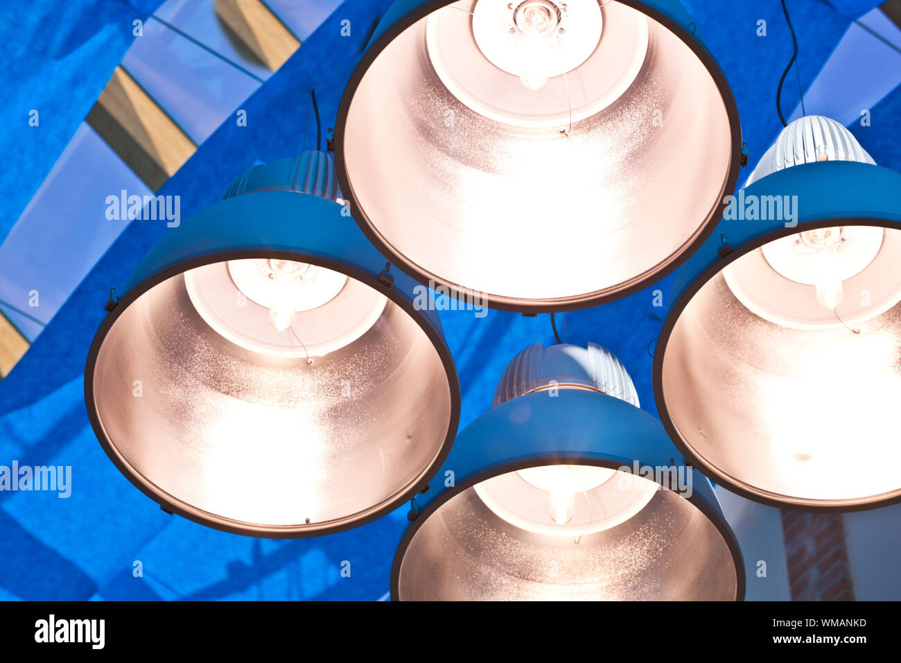 Metall Lampen in der modernen blaue Decke Stockfoto
