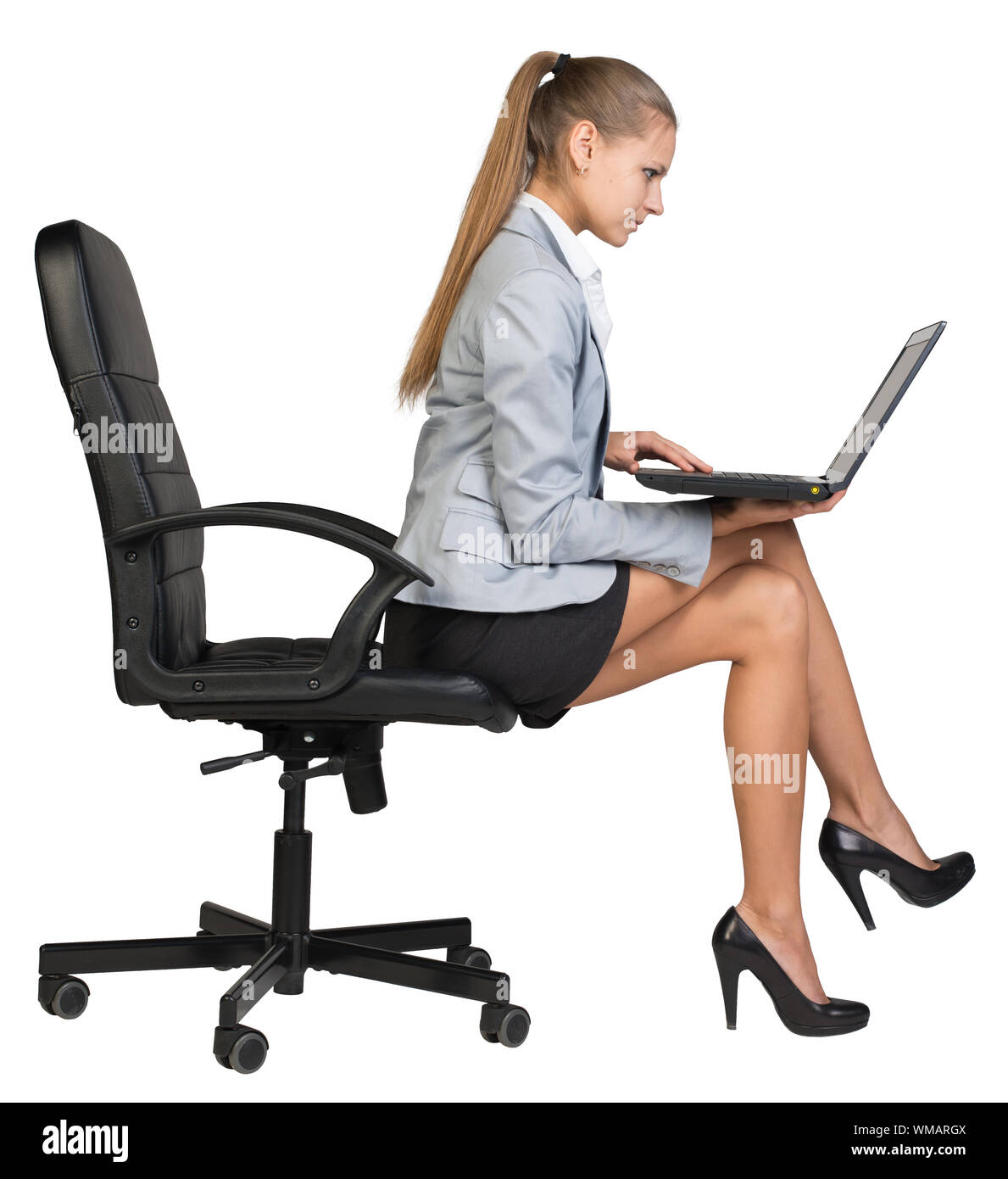 Geschäftsfrau, sitzen auf den Rand der Bürostuhl, mit Laptop auf den Knien. auf den Bildschirm schauen. Auf weissem Hintergrund Stockfoto