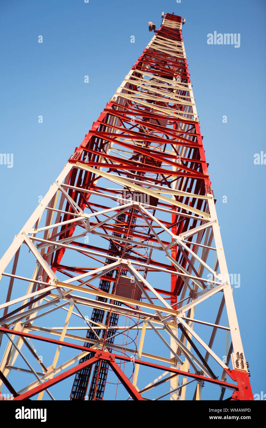 Rote und weiße Sendeturm auf blauen Himmel Stockfoto