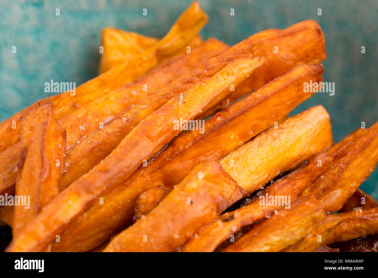 Süßkartoffel-Pommes frites Stockfoto