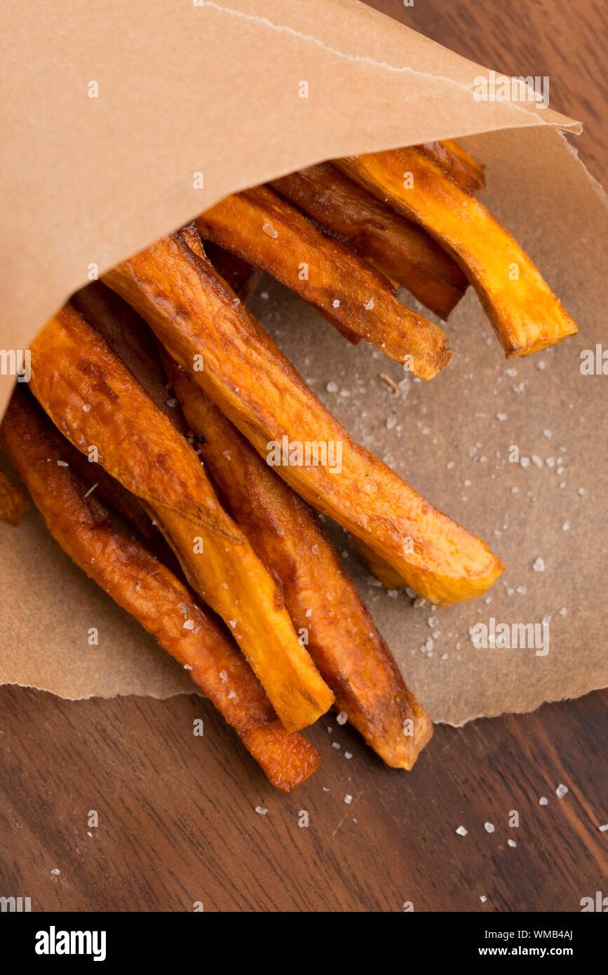Süßkartoffel-Pommes frites Stockfoto
