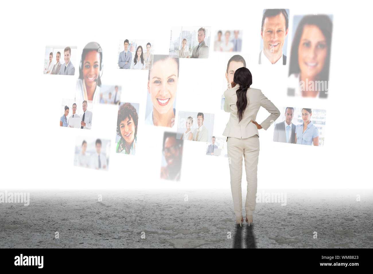 Denken Geschäftsfrau gegen Geschäft Völker Profile Stockfoto