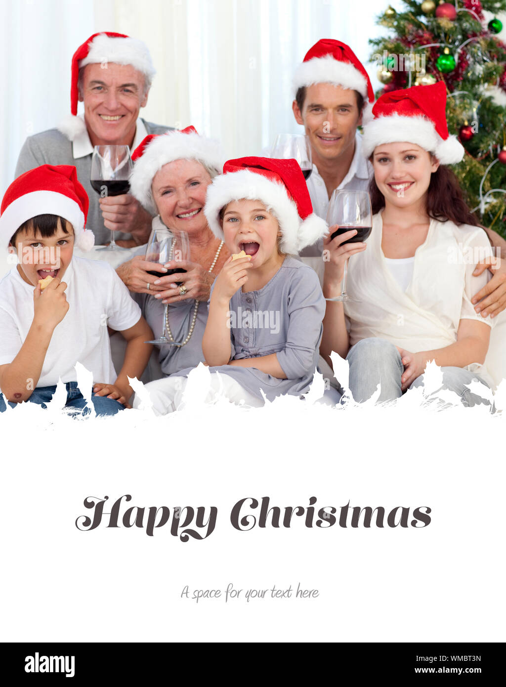 Familie Wein Trinken Und Sussigkeiten Essen In Weihnachten Gegen Frohe Weihnachten Stockfotografie Alamy
