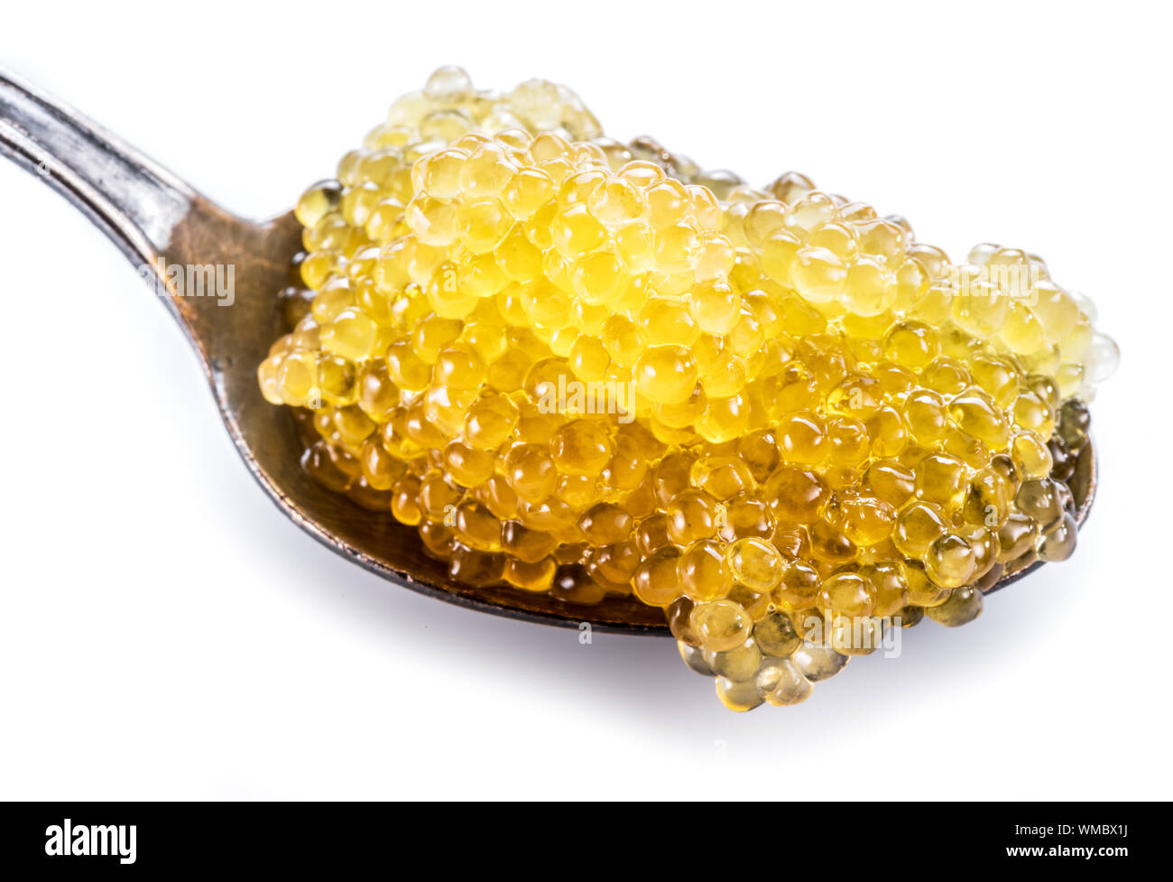 Hecht Kaviar oder Roe in Löffel auf weißem Hintergrund. Ansicht von oben. Stockfoto