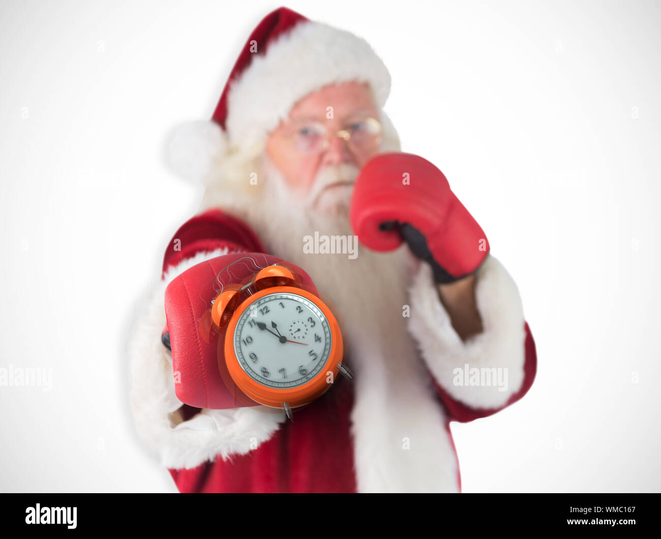 Santa Claus Stanzen mit seiner Rechten gegen den weißen Hintergrund mit Vignette Stockfoto