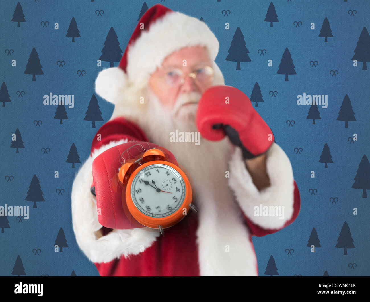 Santa Claus Stanzen mit seiner Rechten gegen den blauen Weihnachtsbaum Muster Stockfoto