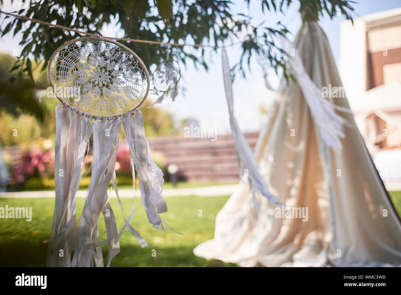 Boho-Stil, Hochzeitsdekoration.Leichtigkeit und Einfachheit.EINE Bambushütte mit einem Leinentuch bedeckt. Dekorativer Ort. Erholung im Freien. Glamping Stockfoto
