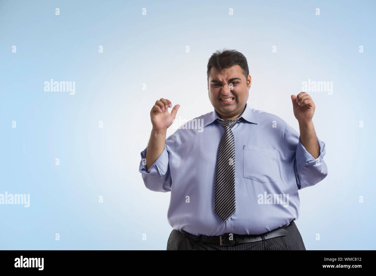 Beleibten Mann in formelle Kleidung in frustrierte Stimmung Stockfoto