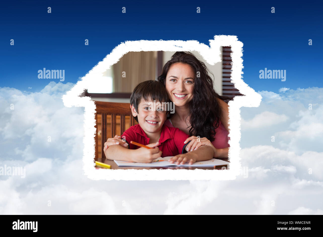 Glücklich, Mutter seines Sohnes für die Hausaufgaben gegen den strahlend blauen Himmel über Wolken helfen Stockfoto