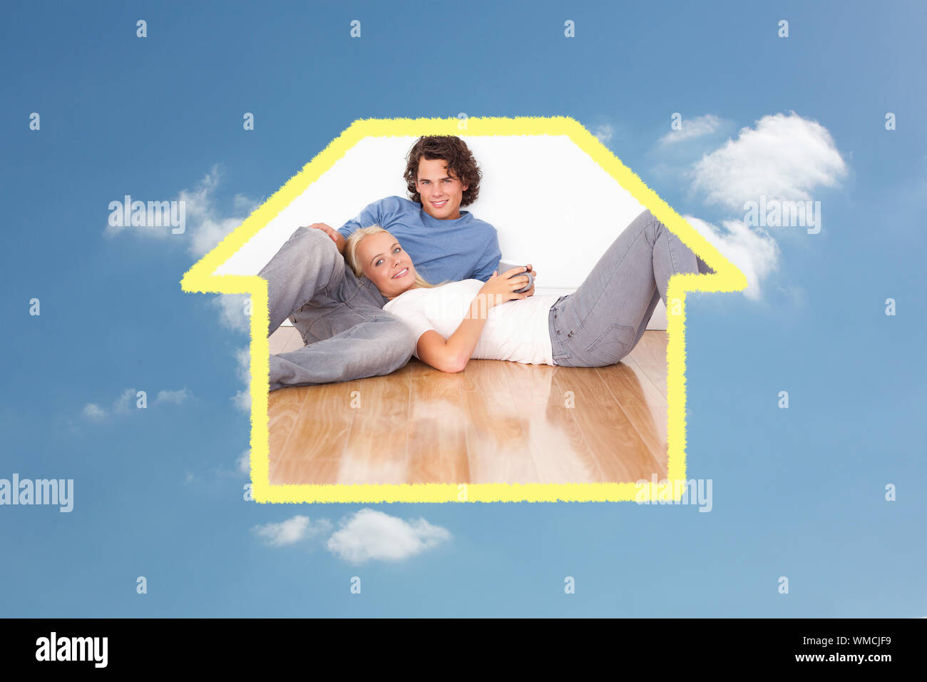Das zusammengesetzte Bild der jungen Paare zusammen sitzen gegen bewölkter Himmel Stockfoto