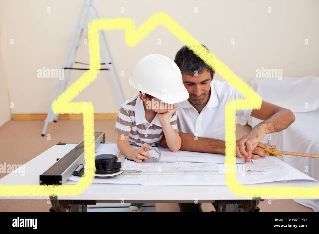 Vater und Sohn studieren Arbeiten mit Plänen gegen Haus Umrisse Stockfoto