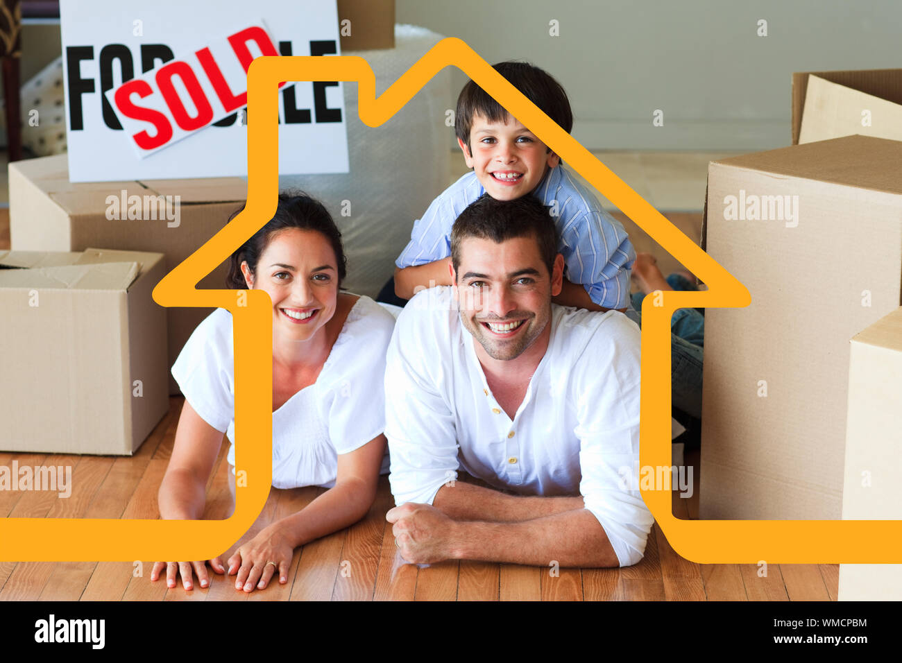 Familie in Ihrem neuen Haus liegen auf dem Boden mit Boxen gegen Haus Umrisse Stockfoto