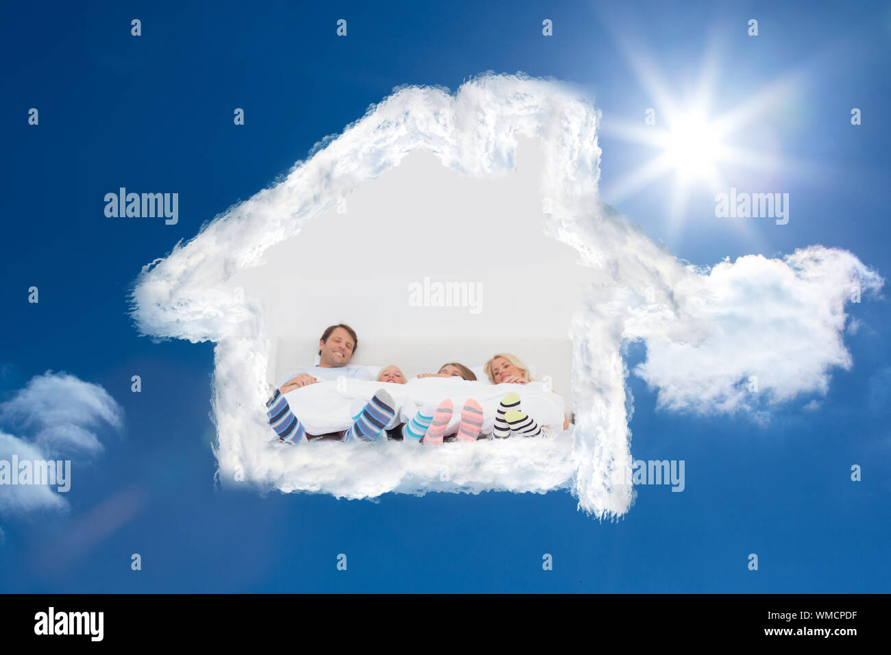 Familie tragen gestreiften Socken gegen strahlend blauen Himmel mit Wolken Stockfoto