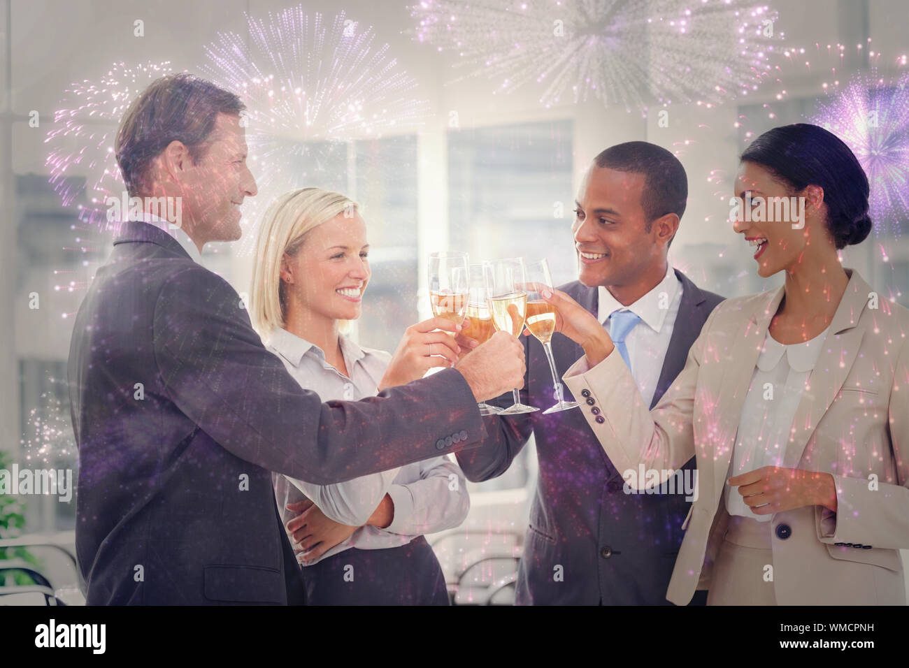 Business Team feiert mit Champagner und Schiebeschalter gegen buntes Feuerwerk explodierenden auf schwarzem Hintergrund Stockfoto
