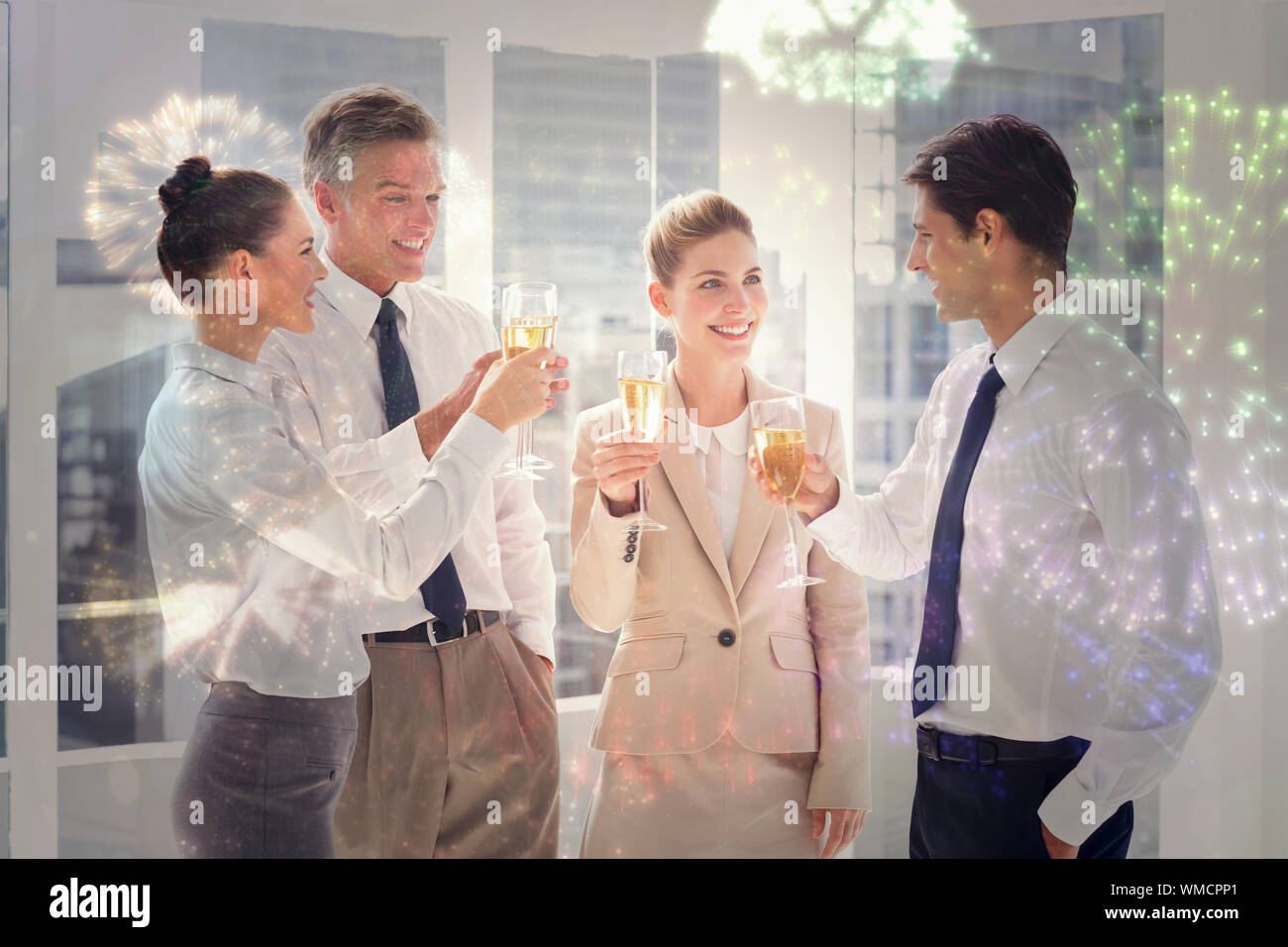Lächelnd Team von Business Leute ihre Flöten der Champagne gegen buntes Feuerwerk explodierenden auf schwarzem Hintergrund klirren Stockfoto