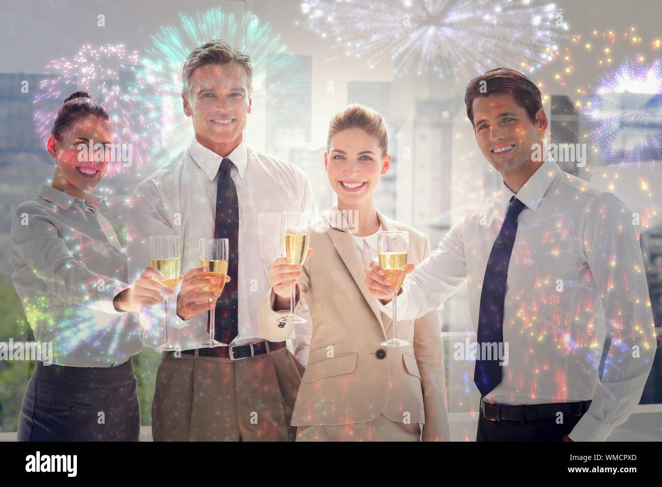 Lächelnd team von Geschäftsleuten zu Ehren ein Erfolg mit Champagner gegen buntes Feuerwerk explodierenden auf schwarzem Hintergrund Stockfoto
