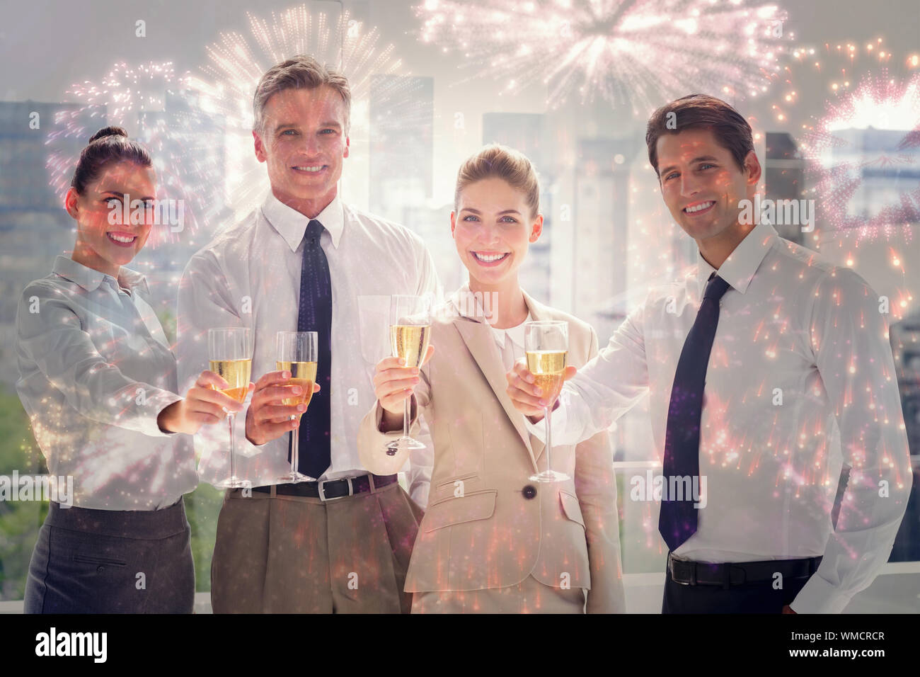 Lächelnd team von Geschäftsleuten zu Ehren ein Erfolg mit Champagner gegen buntes Feuerwerk explodierenden auf schwarzem Hintergrund Stockfoto
